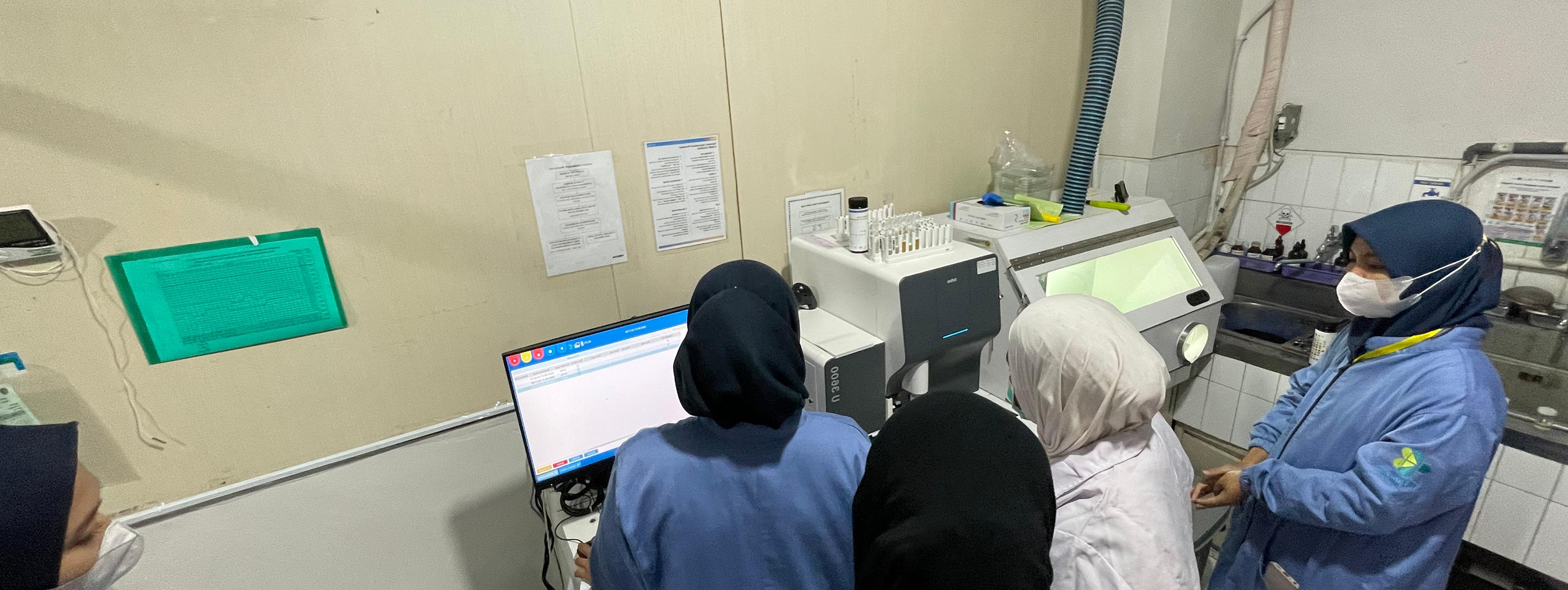Dokter menunjuk ke informasi pemeriksaan