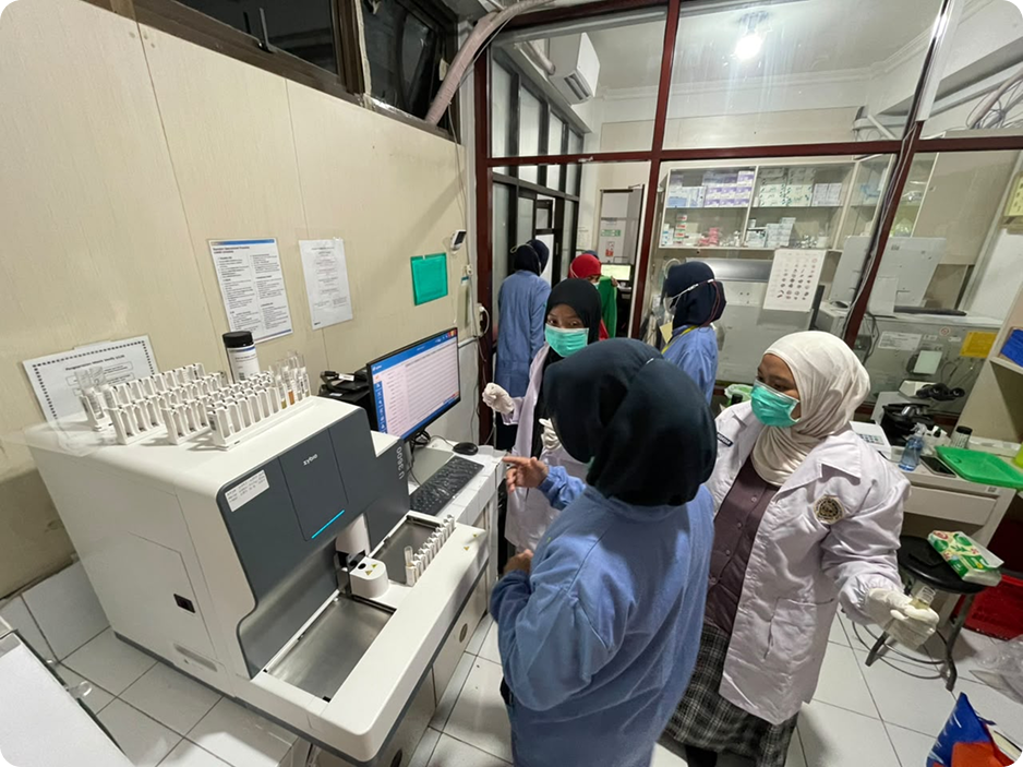 Tenaga laboratorium memproses sampel urin